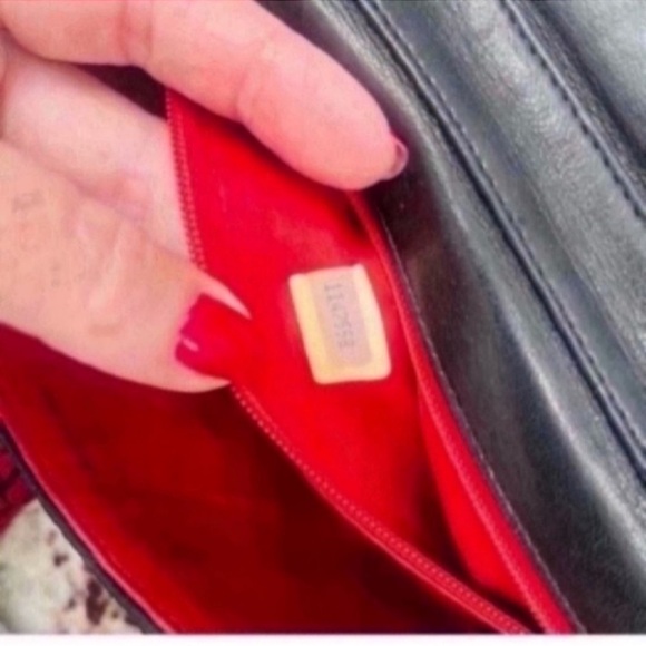 VINTAGE CHANEL Black Quilted Crossbody Bag with Chain - Picture 6 of 8